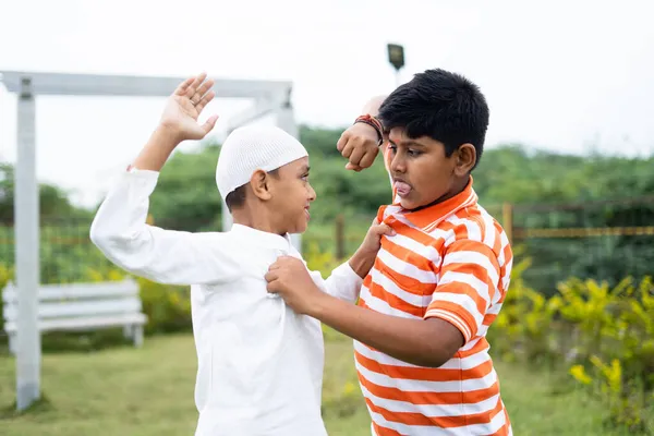 Niños Indígenas Multiétnicos Que Luchan Mientras Juegan Parque Concepto Pelea — Foto de Stock