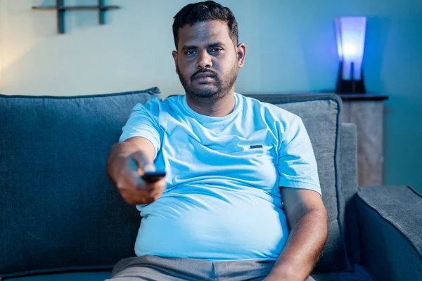 Obèse Indien Gros Homme Regarder Télévision Pendant Week End Maison — Photo