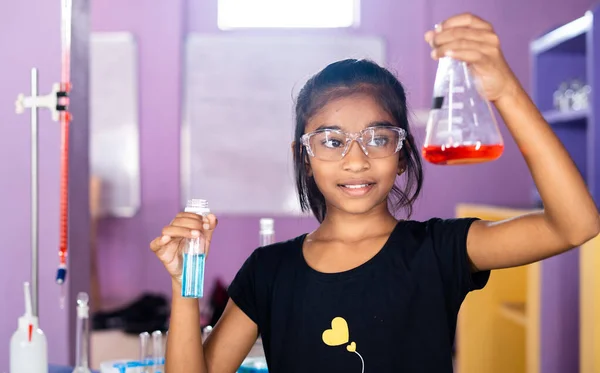 Concentrated Kid Mixing Chemicals Florence Flask While Making Experiment Chemistry — Stock Photo, Image