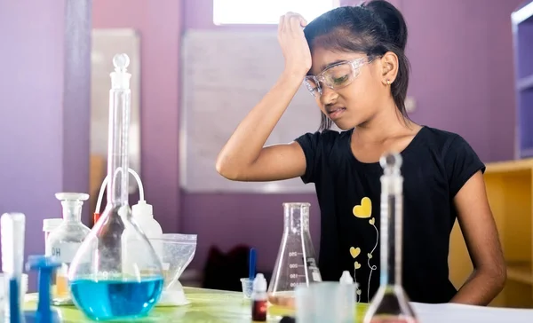 Girl Kid Got Sad Able Execute Science Laboratory Experiment Mixing — Stock Photo, Image
