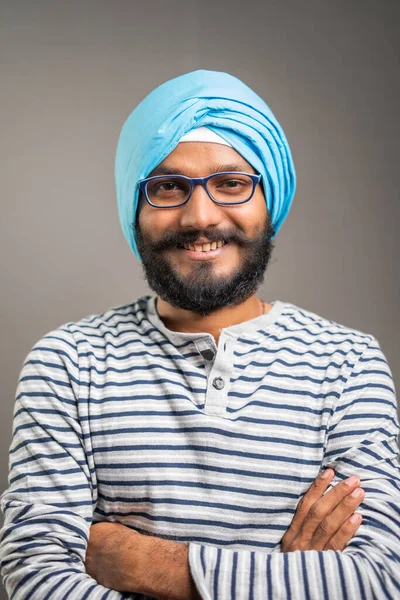 Glad Leende Indisk Sikh Man Med Korsade Armar Tittar Kameran — Stockfoto