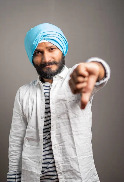 Portrétní Záběr Disappionted Indické Sikh Muž Ukazující Palce Dolů Nebo — Stock fotografie