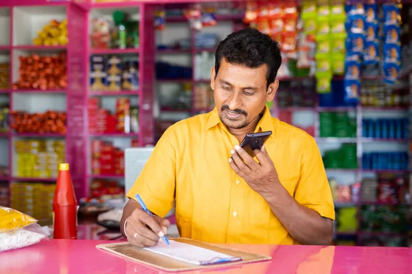 Comestibles Indios Hombre Negocios Observando Órdenes Mientras Habla Con Cliente —  Fotos de Stock