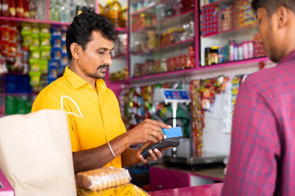 Cliente Indio Que Realiza Pago Con Tarjeta Crédito Las Tiendas —  Fotos de Stock