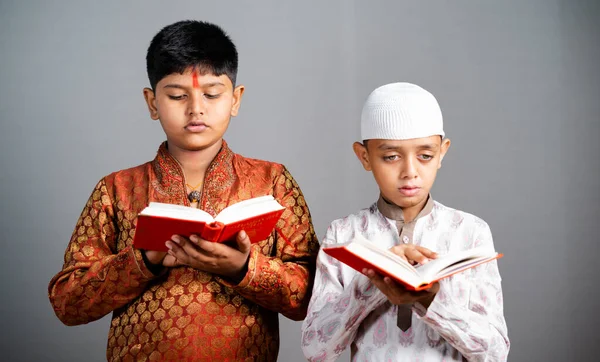 Niños Musulmanes Hindúes Leyendo Escrituras Religiosas Juntos Vestimenta Tradicional Sobre — Foto de Stock