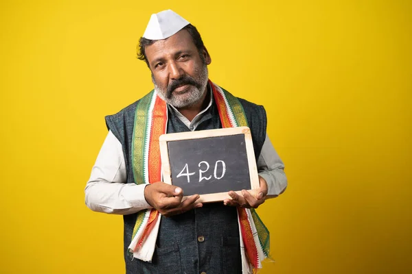 Craint Politicien Indien Inquiet Peine Emprisonnement Montrant Tenant 420 Panneau — Photo