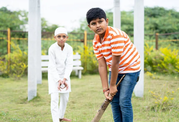 Niños Multiétnicos Jugando Cricket Parque Durante Las Vacaciones Concepto Amistad —  Fotos de Stock