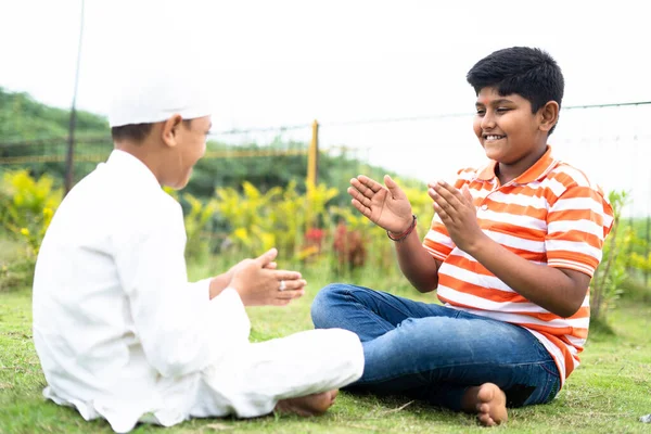 Happy Indian Multiethnic Kids Playing Slapping Clapping Hand Game Park — Fotografia de Stock