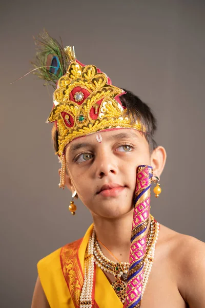 Pequeño Krishna Pensando Por Sostener Flauta Mano Sobre Fondo Gris —  Fotos de Stock