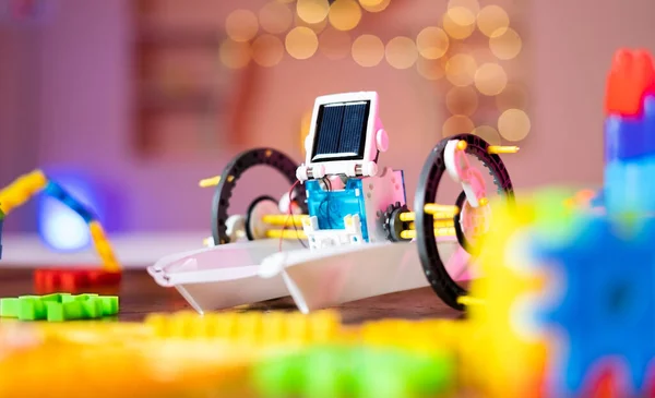 Bricolaje Robot Solar Mesa Con Juguetes Para Niños Casa Concepto — Foto de Stock