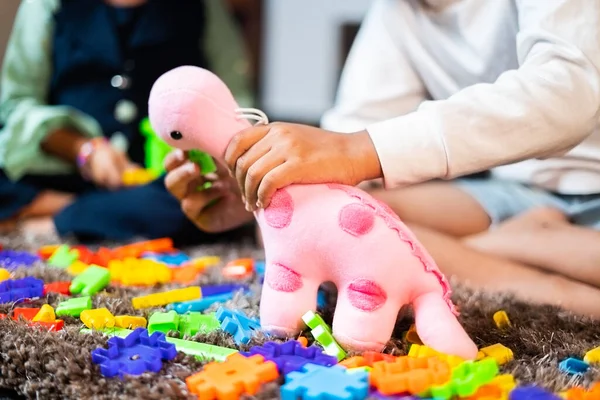 Dos Niños Irreconocibles Que Juegan Con Juguete Pink Dinosaur Casa — Foto de Stock