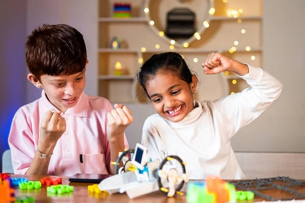 Los Niños Emocionaron Celebraron Después Completar Exitosamente Robot Bricolaje Casa — Foto de Stock