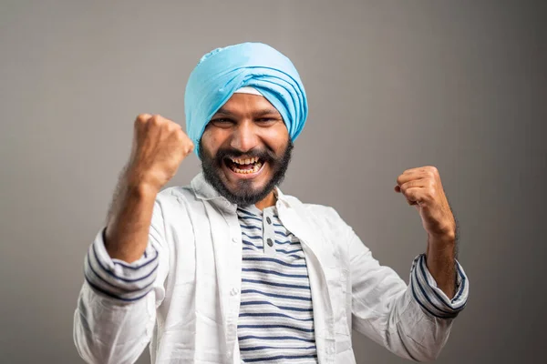 Nadšený sikh muž slaví úspěchy tím, že křičí a ukazuje gesto rukou při pohledu do kamery - koncept povýšení práce, dobré zprávy a vyhrál loterii. — Stock fotografie
