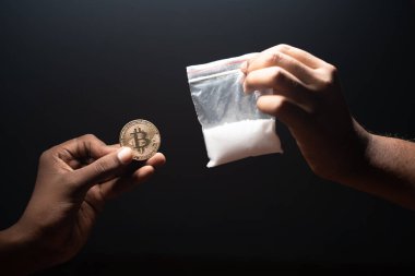 Maski, Hindistan - 26 Kasım 2021: Kripto para biriminin kötüye kullanıldığını gösteren kavram, bitcoin kullanarak süreleri veya yasadışı maddeleri satın almak.