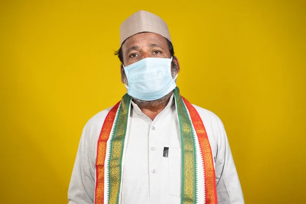 Sağlık maskesi takmış Hintli politikacı kameraya bakıyor. Koronavirüsten korunma kavramı.. — Stok fotoğraf