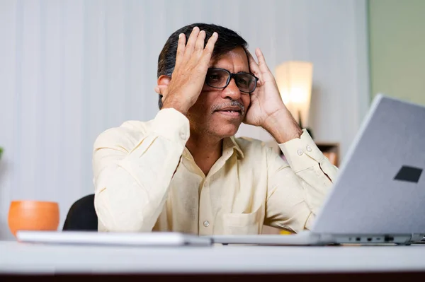 Middled aged Businessman got bad news or error while working on laptop at office - concept of cancelled business deal, network or internet connection problem. — Foto Stock
