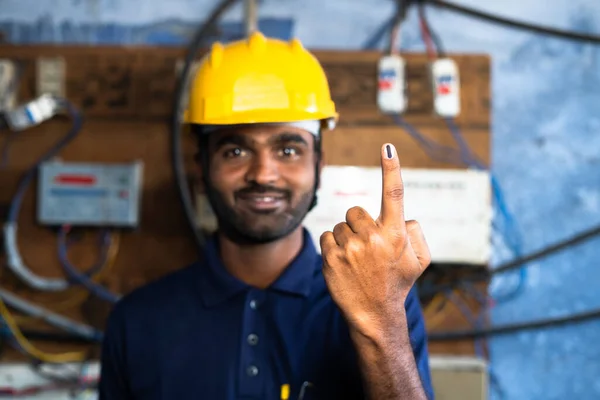 Focus sur la main, Ingénieur électricien avec casque de travail montrant doigt d'encre votée en regardant la caméra - concept d'élection indienne, la démocratie et le droit de vote — Photo