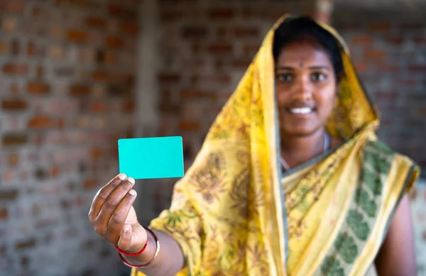 Εστίαση στην κάρτα, νεαρή Ινδή γυναίκα καθημερινό στοίχημα δείχνει πράσινη κάρτα κοιτάζοντας κάμερα - έννοια της κάρτας εργασίας, διαφήμιση και προώθηση. — Φωτογραφία Αρχείου