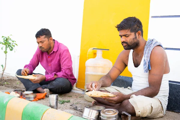 Indiase bouwvakker bezig met lunch in de middag op de werkplek - concept van hygiëne, gezondheidszorg, pauze en dagelijkse inzet levensstijl — Stockfoto