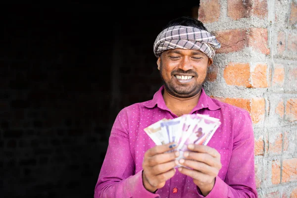 Gelukkige jonge indiase dagelijkse inzet of bouwvakker tellen van geld op de werkplek - concept van blauwe boord baan inkomsten, bankieren en financiële. — Stockfoto