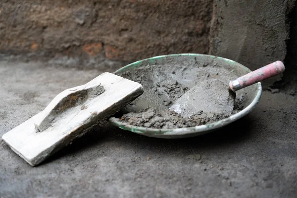 İnşaat ahşap alçı aracı ve alçı için karışık beton.