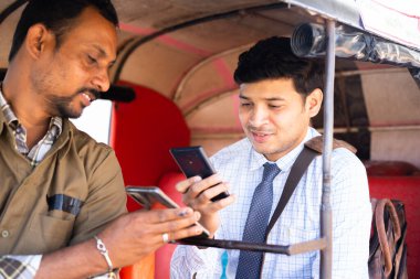 Otomobil rickshaw ya da taksi yolcusu cep telefonundaki qr kodunu tarayarak para ödüyor - dijital ya da çevrimiçi temassız ödeme kavramı ve güvenli kablosuz işlem