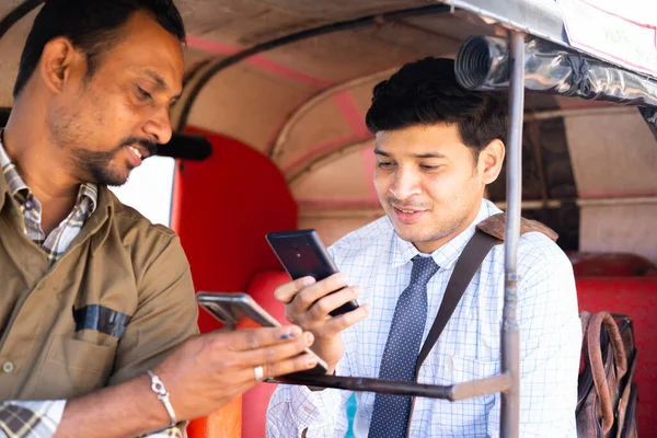 Auto rickshaw o pasajero de cabina pagando dinero escaneando el código qr en el teléfono móvil - concepto de pago digital o en línea sin contacto y transacción inalámbrica segura —  Fotos de Stock