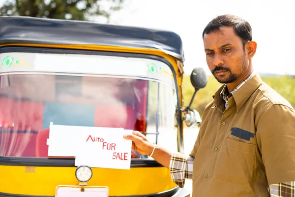 Conductor auto triste colocación rikshaw auto para la venta letrero frente a auto - concepto de pérdida de negocio y bancarrota —  Fotos de Stock