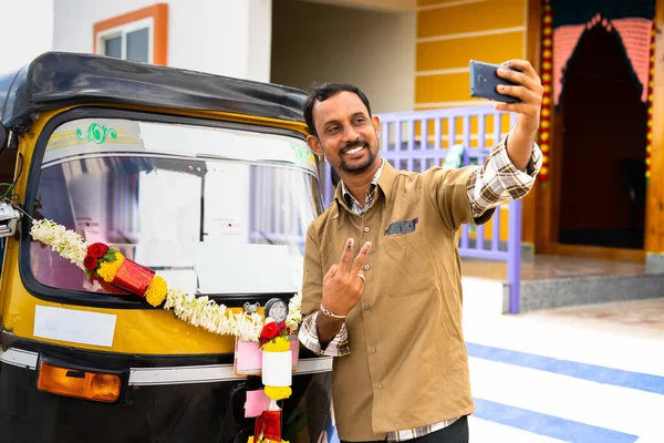 Conductor automático tomando selfie con su auto rickshaw para publicar en las redes sociales sobre nuevos negocios - concepto de autoempleo y servicio de transporte —  Fotos de Stock