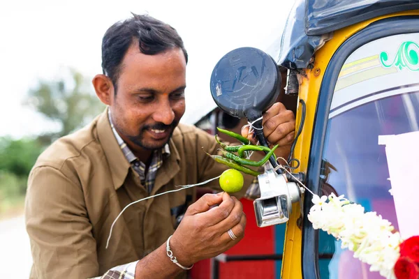 Enfoque en el chile, conductor automático atar chile y limón al frente auto rickshaw - concepto de creencias religiosas, spritual y superstición. —  Fotos de Stock