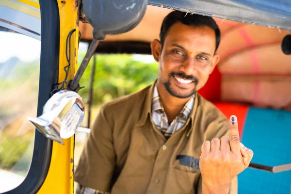 Focus op Vinger, glimlachende autocoureur tonen inkt gemarkeerd vinger na het stemmen in de verkiezing door te kijken naar camera - concept van democratie, Indiase verkiezing en verantwoordelijkheid — Stockfoto