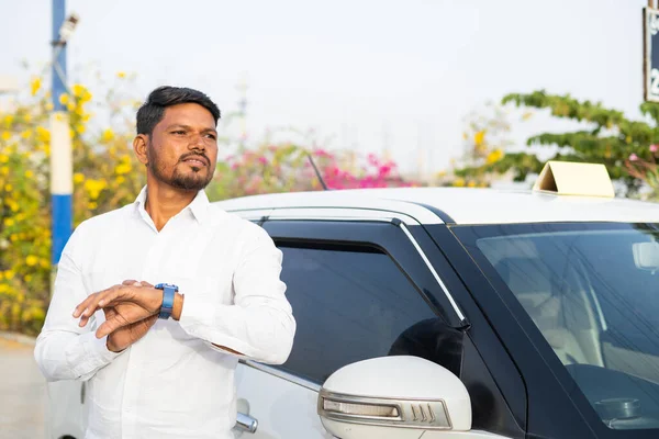 Conductor indio preocupado esperando al cliente delante del coche - concepto de servicio de reserva de cabina, estilo de vida laboral estresante y servicio de transporte —  Fotos de Stock