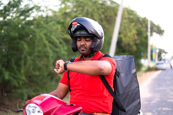 Repartidor indio preocupado en scooter debido al servicio de delivey retrasado - concepto de estilo de vida laboral estresante, empleo y servicio de mensajería. —  Fotos de Stock