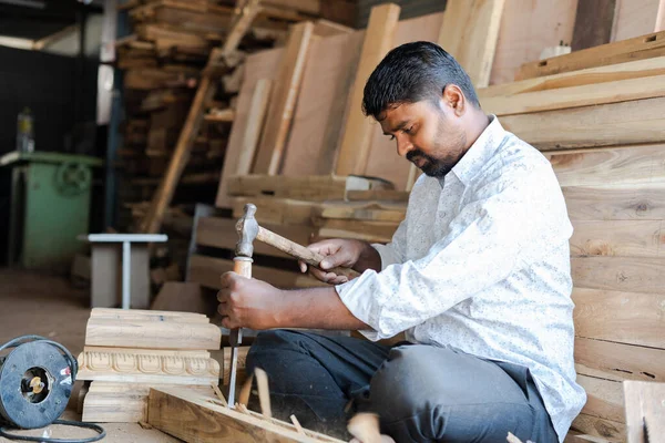 Indian carpenter making wood design by using carpentry tools at workplace - concept of skilled occupation, creativity and local artisans. — Stock Photo, Image