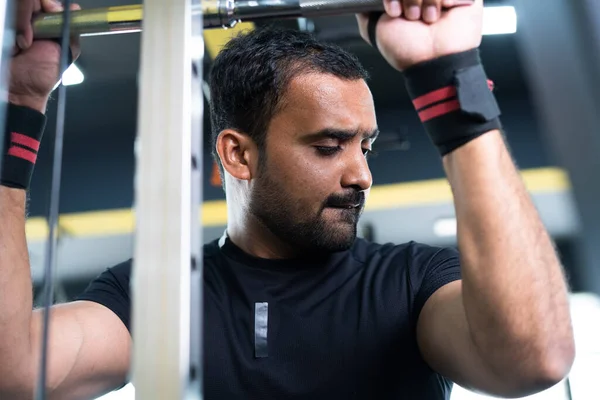 Mladý indický kulturista dělá biceps cvičení v tělocvičně - koncept tělesné zdatnosti, budování svalů cvičení a odhodlání. — Stock fotografie