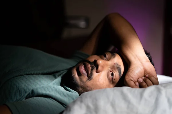 Jovem incapaz de dormir durante a noite no quarto - conceito de sofrer de insônia, pensativo e problemas — Fotografia de Stock