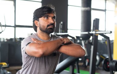 Orta yakın çekim Genç Hintli atlet spor salonunda çömelme egzersizi yapıyor - sağlıklı yaşam tarzı, fitness ve vücut geliştirme kavramı.