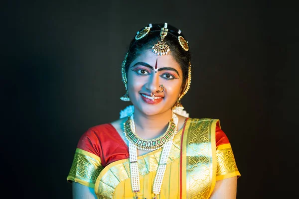 Портрет знімає радісну посмішку індійської танцівниці Бхаратнатьям на сцені, дивлячись на камеру - концепцію класичного танцю, впевненості та традиційного художника. — стокове фото