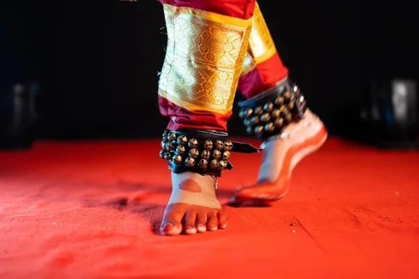 Primer plano de pies de bailarina de bharatanatyam indio con ghungroo kathak o tobillera musical bailando en el escenario - concepto de cultura india, danza clásica y tradiciones —  Fotos de Stock