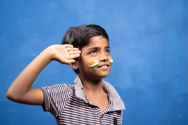 Feliz Niño Sonriente Con Camisa Rota Bandera India Cara Saludando —  Fotos de Stock