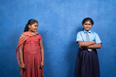 Gülümseyen okul elbisesi içinde kendine bakan üzgün çocuk ya da çocuk konsepti - eğitim, yoksul okul ve yoksulluk hakkında hayal kuran çocuk konsepti.