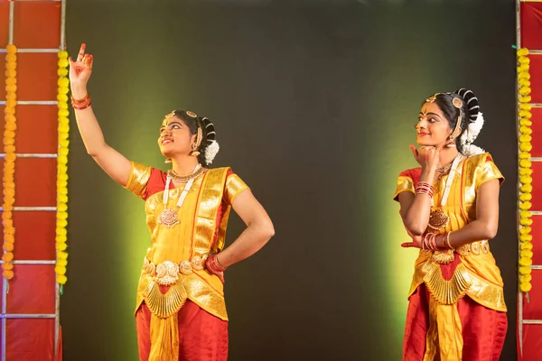 Les jeunes danseurs indiens bharatanatyam se perfectionnent sur scène en regardant la scène concept de danseurs traditionnels professionnels et d'amitié — Photo