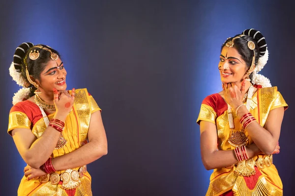 Giovani ballerini di bharatanatyam che si guardano con sorriso sul palco - concetto di amicizia, artisti professionisti, ballerini classici e tradizioni indiane. — Foto Stock