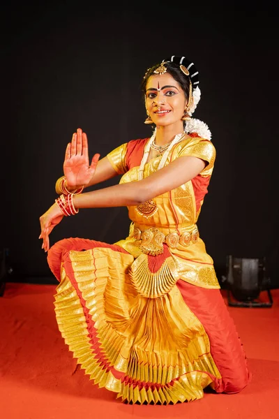 Bailarina tradicional de bharatanatyam que muestra gesto de mano o pose de shiva en la actuación en el escenario - concepto de mudra o asana, cultura india y bailarina clásica — Foto de Stock