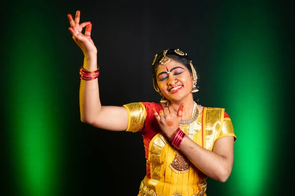 Danseuse indienne bharathanatyam en pose krishna ou geste avec les yeux fermés pendant la représentation concept de culture indienne, tenue traditionnelle et danseurs classiques — Photo