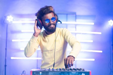 diskalifiye DJ ses aygıtı seçicisi kulüpte dans ederek kulaklıkla - eğlence konsepti, gece hayatı, müzik kulübü ve müzisyen