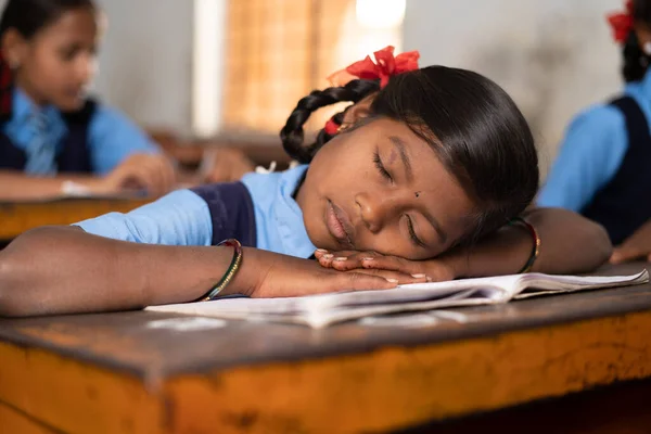 Φωτογραφία του κοριτσιού που κοιμάται στο γραφείο κατά τη διάρκεια του μαθήματος στο σχολείο - έννοια της βαρεμάρας, της ασθένειας και της αμέλειας. — Φωτογραφία Αρχείου
