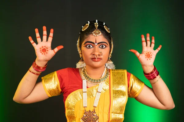 年轻的印度Bharatnatyam舞蹈家在舞台上表演愤怒的姿势或roudra rasa舞-专业传统印度舞蹈家的概念 — 图库照片