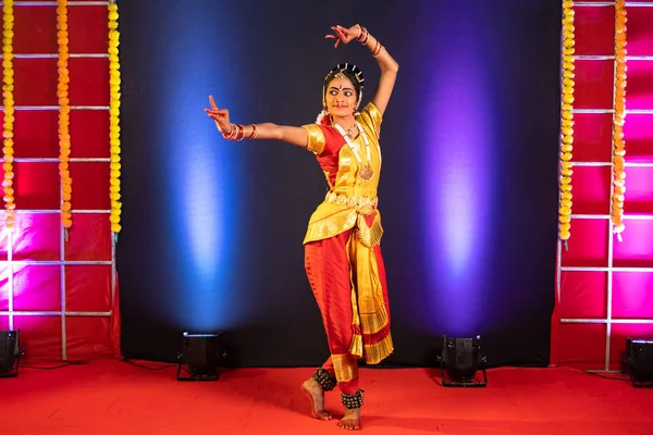 Volledige shot van Bharatnatyam danser optreden op het podium - concept van professionele kunstenaar, Indiase traditionele dans en cultuur — Stockfoto