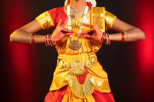 Gros plan, danseuse bharatanatyam montrant des gestes de mudra ou de main sur scène - cocnept de la culture indienne, danseuse classique et tradition. — Photo